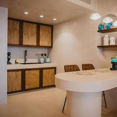 Q Coconuts Seaside לימסול