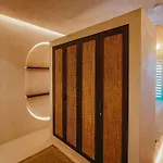 Q Coconuts Seaside * Λεμεσός