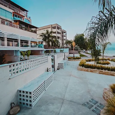 Q Coconuts Seaside Apartmán *