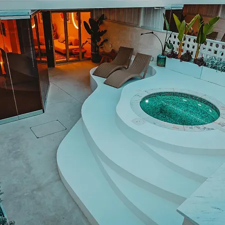Q Coconuts Seaside Apartmán *