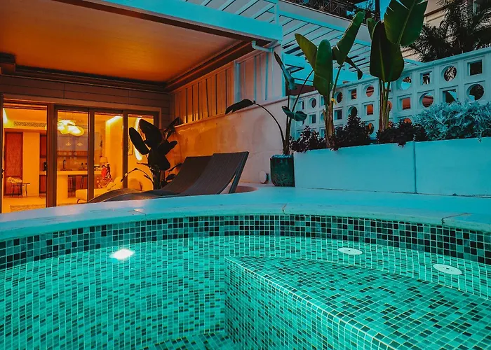 Q Coconuts Seaside *